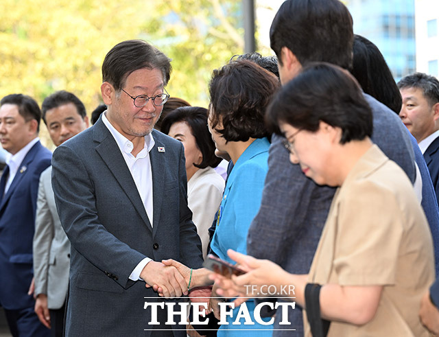 이재명 더불어민주당 대표가 12일 오후 경기도 수원 영통구 수원지방검찰청에 쌍방울 그룹 대북 송금 의혹과 관련 피의자 신분으로 출석하며 민주당 의원들과 인사를 나누고 있다./수원=남용희 기자