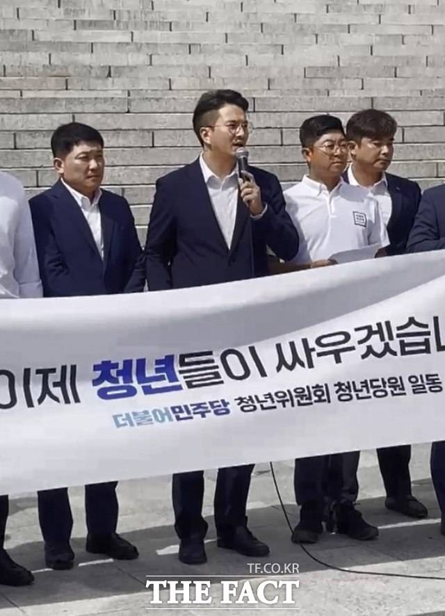 삭발식에 함께한 전용기 민주당 전국청년위원장이 모두발언을 하고 있다. /국회=이윤경 인턴기자