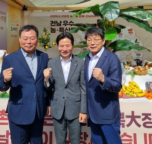 국회 소통관에서 무안군과 농협중앙회 전남본부와 농수특산물 직거래장터 개최장에서 (좌측부터)김산 무안구수, 김해종 무안군지부장, 서삼석 국회예결위원장이 기념 촬영을 하고 있다. [사진제공=무안군]