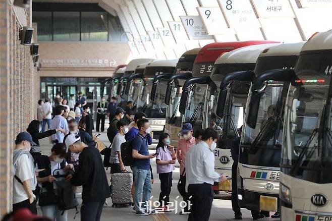 서울 서초구 서울고속버스터미널 승차홈에서 시민들이 버스에 오르고 있다. ⓒ뉴시스