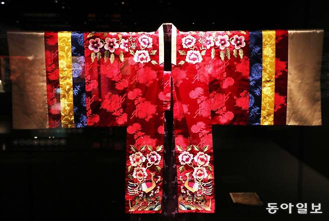 가장 존귀한 붉은 색으로 화려하고 정교한 자수와 함께 장식된  옛 공주들의  혼례복.  이훈구 기자 ufo@donga.com