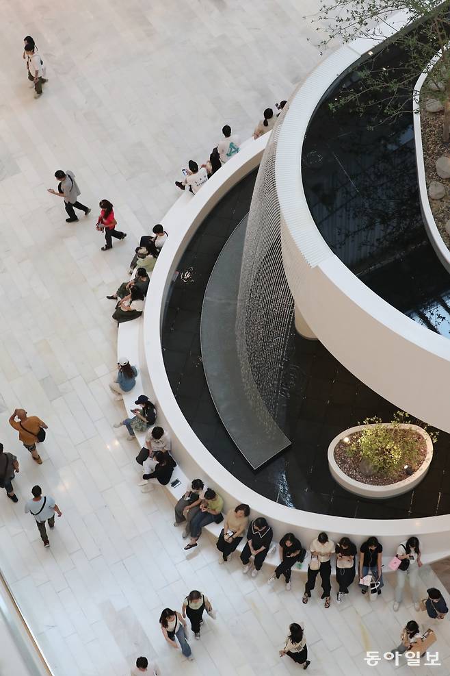 지난달 1일 여의도 현대백화점 더현대 서울에서 찍은 원본 사진. 이한결 기자=always@donga.com