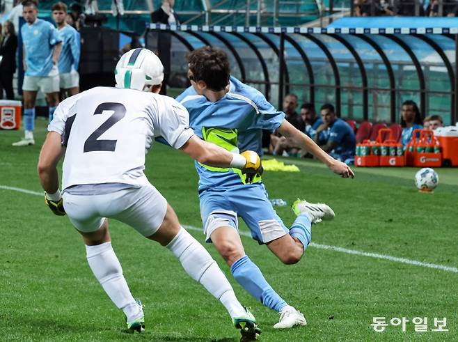 수비수가 막는 모습을 합성하기 위해 “Defender(수비수)”를 입력했더니 실바의 머리에 돌아간 머리가 합성됐고, 앞에는 뜬금없이 미식축구 선수가 등장했다. 수비하는 모습은 잘 나타냈지만, 스포츠 종목이 바뀐 것은 웃음을 자아냈다. 공도 없어졌다. 이한결 기자=always@donga.com