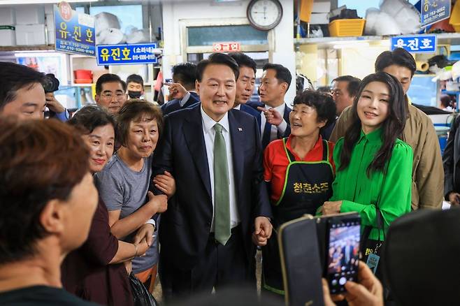 윤석열 대통령과 부인 김건희 여사가 14일 부산 수영구 민락어민활어직판장을 방문해 상인들과 기념촬영하고 있다. 2023.09.14.  대통령실 제공