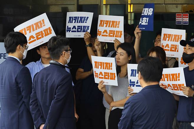 14일 오전 서울 중구 뉴스타파 건물 앞에서 뉴스타파 구성원들이 사무실 압수수색을 하러 찾아온 검찰 관계자들을 막아서고 있다. 윤운식 선임기자 yws@hani.co.kr