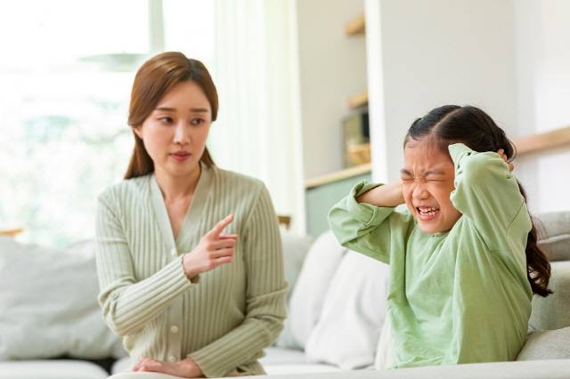 아이가 공격적인 행동을 했다면 단호하고 차분하게 훈육해야 한다. /클립아트코리아