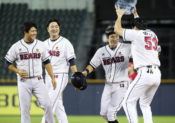 14일 서울 잠실야구장에서 열린 2023 KBO 리그 SSG 랜더스 대 두산 베어스 경기, 9회말 2사 2,3루 두산 허경민이 SSG 서진용을 상대로 끝내기 안타를 친 후 동료들의 축하를 받고 있다. [사진=뉴시스]