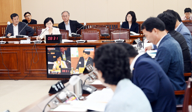 ▲ 11일 도의회 운영위원회에서 열린 함영이 한국여성수련원장 임용 후보자 강원특별자치도의회 인사청문특별위원회(위원장 유순옥)에서 박대현 의원의 질의에 함영이 임용후보자가 답변하고 있다. 서영 2023-09-11