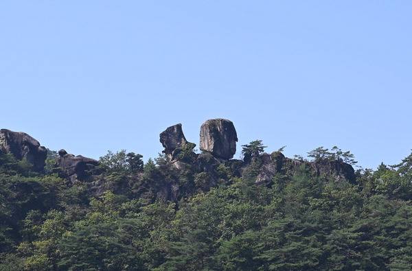 남근석 서쪽 능선의 장군바위.