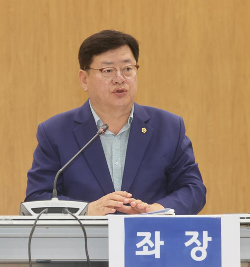 경기도의회 도시환경위원회 이선구 의원(더불어민주당·부천2)이 지난 13일 도의회 대회의실에서 ‘탄소중립 실현을 위한 이끼 활용 탄소흡수원 조성방안 토론회’를 열고 인사말을 하고 있다. 경기도의회 제공