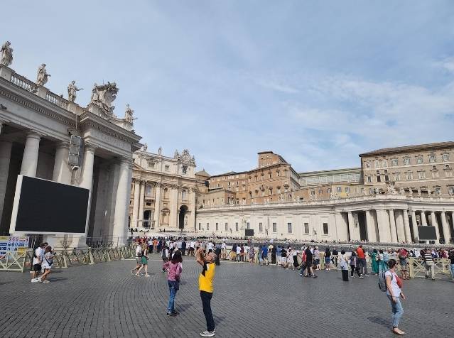 바티칸 성 베드로 광장에 들어선 삼성전자 옥외 전광판/사진=연합뉴스