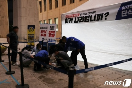 14일 오후 서울 여의도 국회 본관 앞 이재명 더불어민주당 대표 단식투쟁 천막 농성장에서 50대 A씨가 소란행위로 국회경비대의 제지를 받던 도중 흉기를 휘둘러 여경에게 상해를 입히는 사고가 발생했다./ 사진=뉴스1