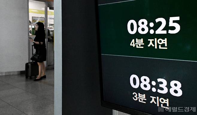 전국철도노동조합이 14일 공공철도 확대와 4조 2교대 전면 시행을 촉구하며 총파업에 돌입했다. 이날 서울 용산구 서울역 대합실 열차도착안내 화면에 지연 안내가 나오고 있다. 임세준 기자