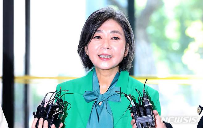 [서울=뉴시스] 김선웅 기자 = 김행 여성가족부 장관 후보자가 14일 서울 서대문구 한국청소년활동진흥원에 마련된 인사청문회 준비 사무실로 출근하며 취재진 질문에 답변하고 있다. 2023.09.14. mangusta@newsis.com