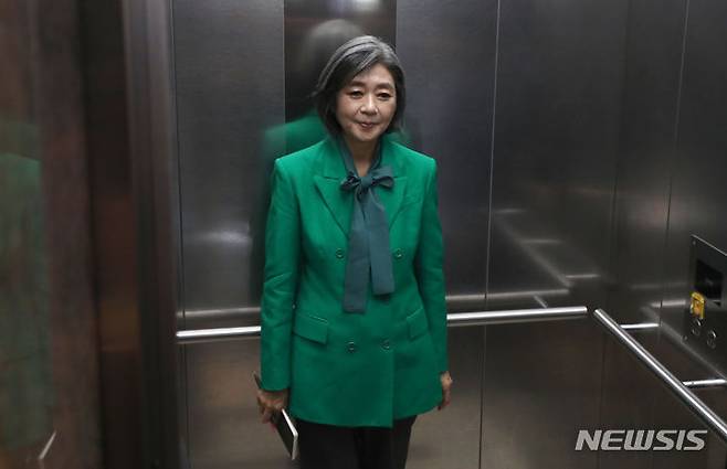 [서울=뉴시스] 김선웅 기자 = 김행 여성가족부 장관 후보자가 14일 서울 서대문구 한국청소년활동진흥원에 마련된 인사청문회 준비 사무실로 출근하고 있다. 2023.09.14. mangusta@newsis.com