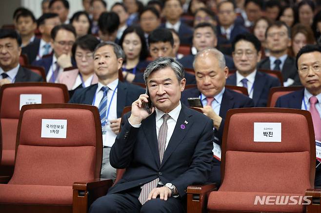 [서울=뉴시스] 전신 기자 = 조태용 국가안보실장이 1일 서울 서초구 국립외교원에서 열린 국립외교원 60주년 기념식에 앞서 통화하고 있다. (대통령실통신사진기자단) 2023.09.01. photo1006@newsis.com