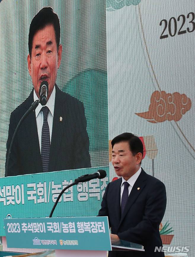 [서울=뉴시스] 고범준 기자 = 김진표 국회의장이 14일 오전 서울 여의도 국회 소통관 앞 광장에서 열린 2023 추석맞이 국회/농협 행복장터에서 축사하고 있다. 2023.09.14. bjko@newsis.com