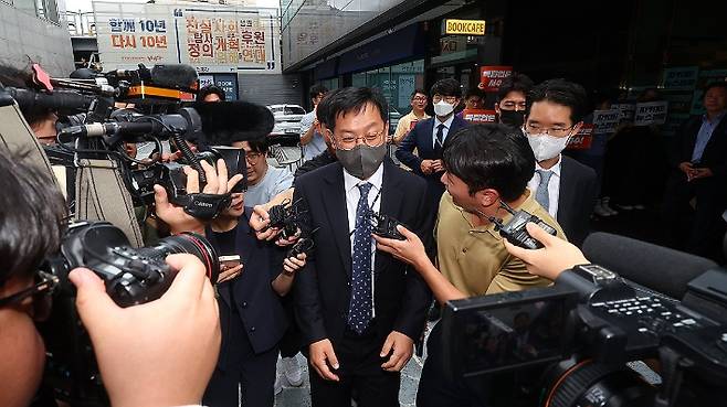 서울중앙지검 '대선개입 여론조작 사건' 특별수사팀 관계자들이 14일 오후 서울 중구 뉴스타파에서 대장동 허위 보도 의혹 관련 압수수색을 마치고 현장을 떠나고 있다. 연합뉴스