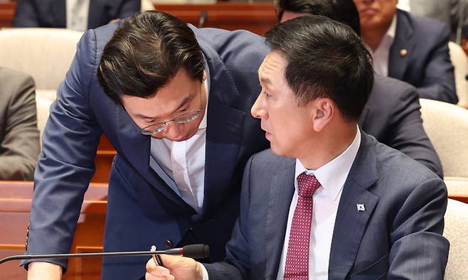 김기현 국민의힘 대표(오른쪽), 강민국 의원. 뉴스1