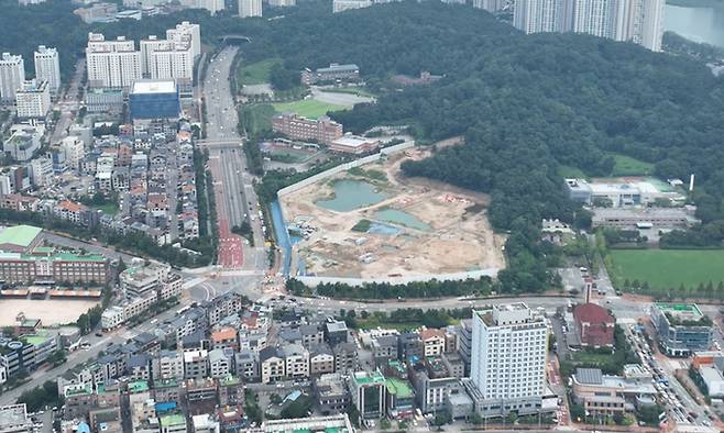 하늘에서 내려다본 수원 광교신도시 A17 블록, 4만248㎡ 규모의 옛 법원·검찰청 부지에 전용 60㎡ 이하 지분적립형 분양주택 240가구 등 600가구가 2028년 들어선다. GH 제공