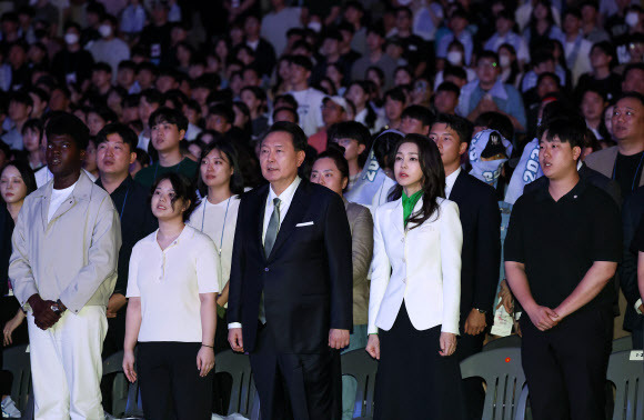 윤석열 대통령과 부인 김건희 여사가 14일 부산 해운대구 영화의전당에서 열린 2023 청년의 날 기념식에서 애국가를 제창하고 있다. 대통령실통신사진기자단