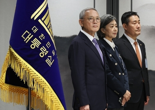 나란히 선 국방·문체·여가장관 후보자 - 유인촌 문화체육관광부 장관 후보자(왼쪽부터), 김행 여성가족부 장관 후보자, 신원식 국방부 장관 후보자가 13일 서울 용산 대통령실 청사에서 열린 김대기 대통령 비서실장의 2차 개각 발표 브리핑에 배석하고 있다. 연합뉴스