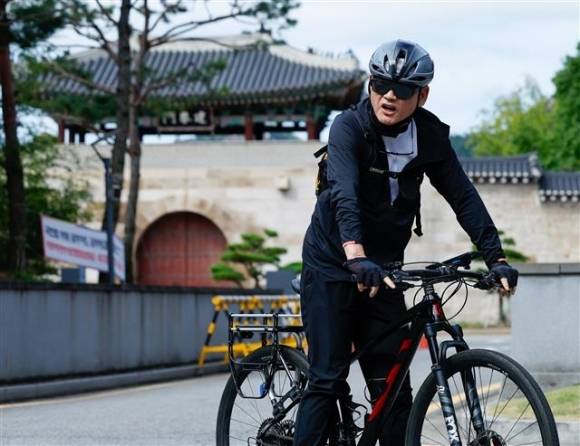 유인촌 문화체육관광부 장관 후보자가 14일 오전 서울 종로구 모처에 마련된 인사청문회 준비 사무실에 자전거를 타고 출근하고 있다. 2023.9.14 뉴스1