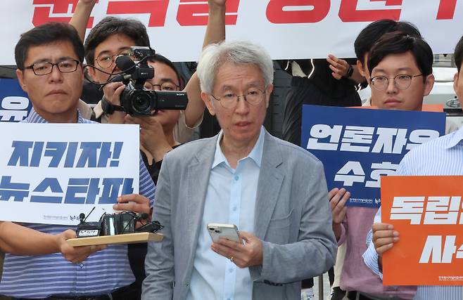 김용진 뉴스타파 대표가 14일 오전 서울 중구 뉴스타파 본사 앞에서 검찰 압수수색 관련 성명을 발표하고 있다. ⓒ연합뉴스