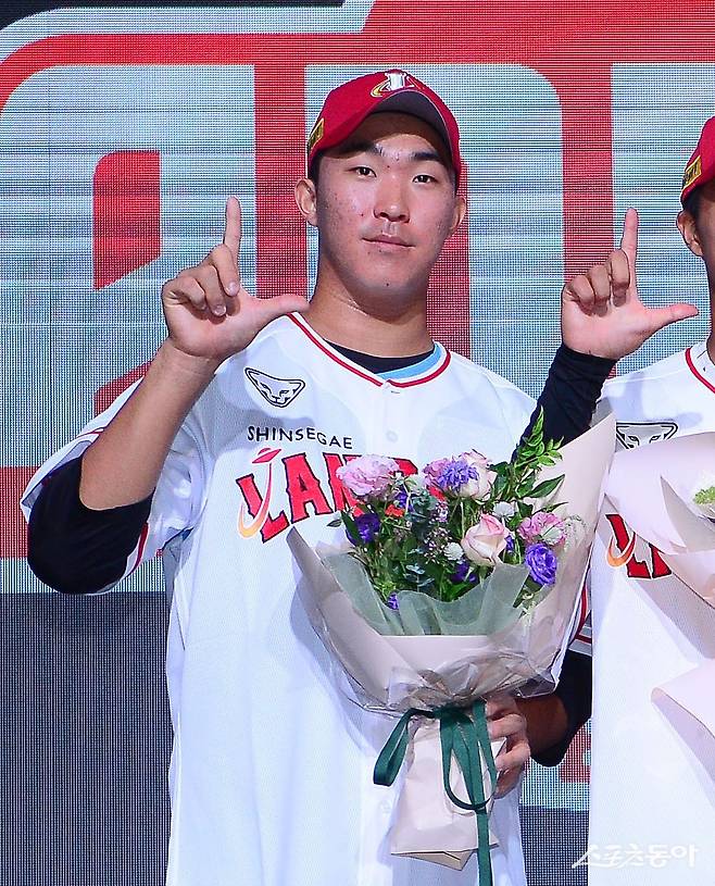 14일 서울 중구 웨스틴조선호텔에서 열린 ‘2024 KBO 신인 드래프트’에서 SSG에 지명된 이승민이 기념촬영을 하고 있다. 김종원 기자 won@donga.com