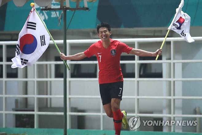 태극기가 바람에 (치비농[인도네시아]=연합뉴스) 서명곤 기자 = 1일 오후(현지시간) 인도네시아 자와바랏주 보고르 치비농의 파칸사리 스타디움에서 열린  2018 자카르타·팔렘방 아시안게임 남자축구 결승전 한국과 일본의 경기에서 2-1로 승리하고 우승을 차지한 U-23 축구대표팀 손흥민이 태극기를 들고 환호하고 있다.  2018.9.2 seephoto@yna.co.kr