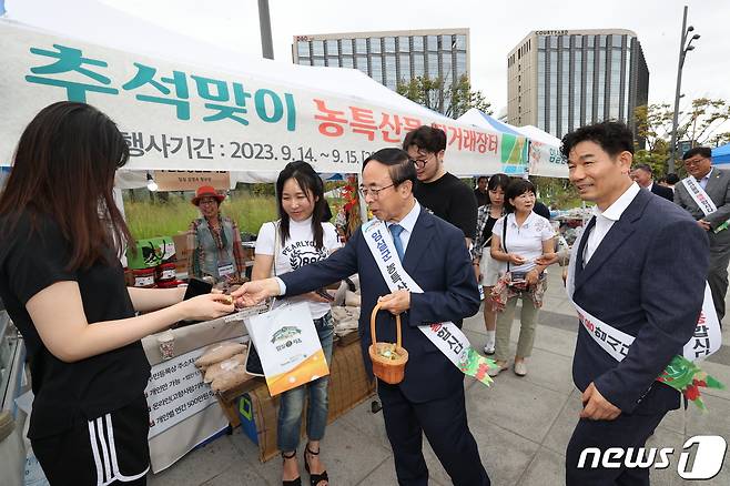 심민 전북 임실군수가 14일 서울시 강서구 직거래장터를 방문해 참여업체를 격려하고 판촉 활동을 펼치고 있다.(임실군제공)2023.9.15/뉴스1