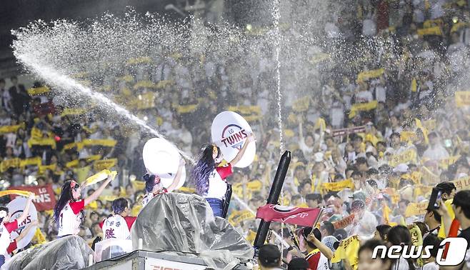 13일 오후 서울 송파구 잠실야구장에서 열린 프로야구 '2023 신한은행 SOL KBO 리그' LG 트윈스와 키움 히어로즈의 경기, 관중들이 물대포 이벤트를 즐기고 있다. 2023.8.13/뉴스1 ⓒ News1 김도우 기자