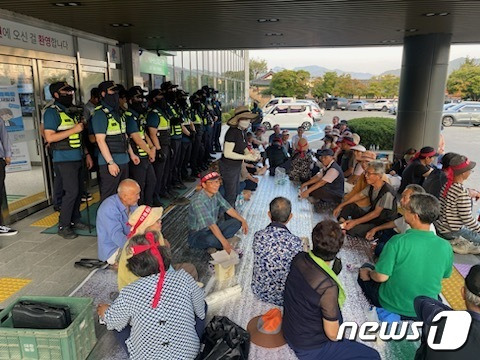 지난 12일 홍천군송전탑반대대책위원회는 군청 앞에서 경과대역 주민 등이 참여한 가운데 제10차 궐기대회를 열고 한전의 사업 중단을 촉구했다.(홍천군송전탑반대대책위원회 제공)/뉴스1