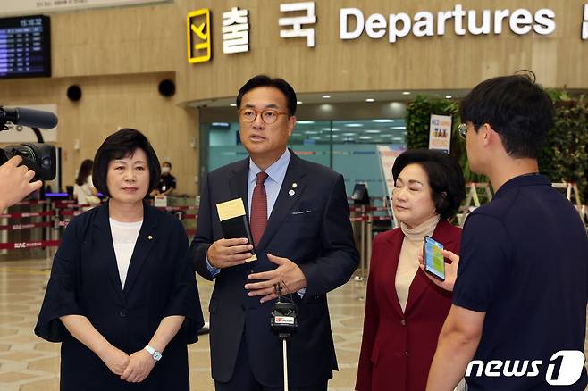 정진석 국회 한일의원연맹 회장이 14일 오후 서울 강서구 김포공항 출국장에서 일본 도쿄로 출국 전 취재진 질문에 답하고 있다. 국회 한일의원연맹 소속 여야 의원들은 오는 15일 도쿄 일본 중의원에서 개최되는 합동총회에 참석한다. 2023.9.14/뉴스1 ⓒ News1 황기선 기자