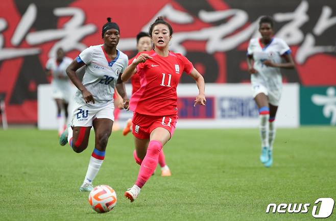 최유리가 8일 서울 마포구 상암동 서울월드컵경기장에서 열린 대한민국 여자축구 대표팀과 아이티의 평가전에서 돌파하고 있다. 2023.7.8/뉴스1 ⓒ News1 허경 기자