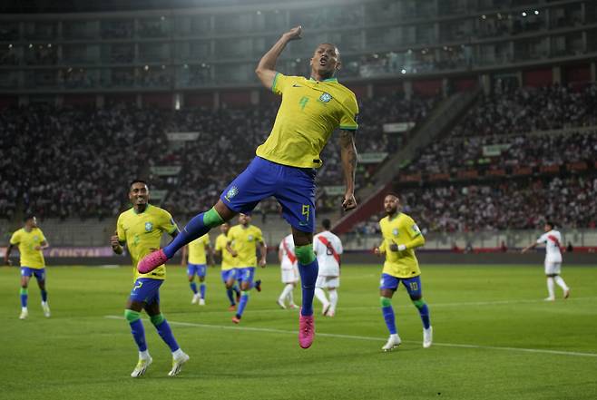 Brazil's Richarlison celebrates scoring his side's opening goal that was later disallowed by the referee during a qualifying soccer match for the FIFA World Cup 2026 against Peru at National stadium in Lima, Peru, Tuesday, Sept. 12, 2023. (AP Photo/Martin Mejia)







<저작권자(c) 연합뉴스, 무단 전재-재배포 금지>