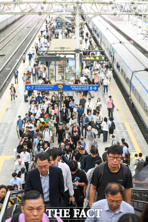 서울역에 도착한 KTX에서하차한 승객들이 이동하고 있다.