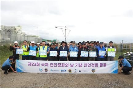 경기평택항만공사가 14일 평택항 배후단지에서 쓰레기줍기 등 환경정화활동을 벌인 뒤 참여기관 관계자들과 함께 사진을 찍고 있다.