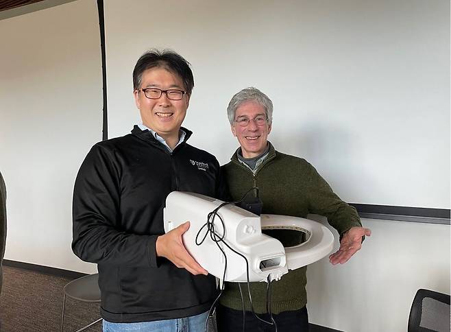 이그 노벨상을 수여하는 미 하버드대 ‘있을 법하지 않은 연구 연보'지의 편집자인 마크 에이브러햄스(Marc Abrahams, 오른쪽)가 스탠퍼드대 의대의 박승민 박사와 스마트 변기를 들고 있다./박승민 박사 제공