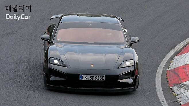 포르쉐, 신형 타이칸 스파이샷 (출처 오토익스프레스)