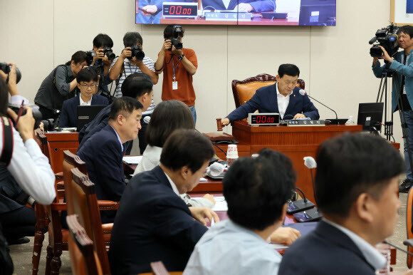 15일 국회에서 열린 교육위원회 전체회의에서 김철민 위원장이 의사봉을 두드리고 있다. 교육위는 이날 교권보호 4법을 의결했다. 연합뉴스