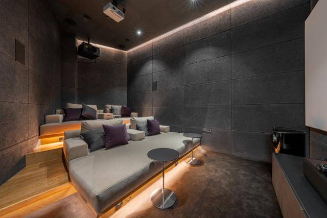 지하 공간에 조성된 시네마 공간. 풍부한 음향 시스템을 갖춘 영화관은 그 자체로 존재감을 뽐낸다. 김용성 건축사진작가 제공