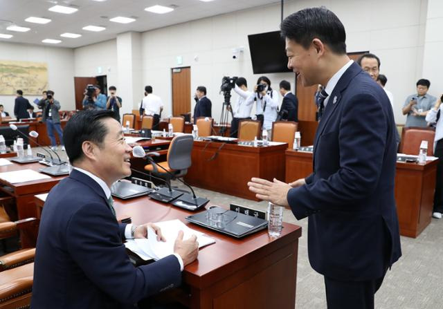 국회 교육위원회 이태규(왼쪽) 국민의힘 간사와 김영호 더불어민주당 간사가 15일 국회에서 열린 전체회의에 앞서 대화하고 있다. 뉴시스