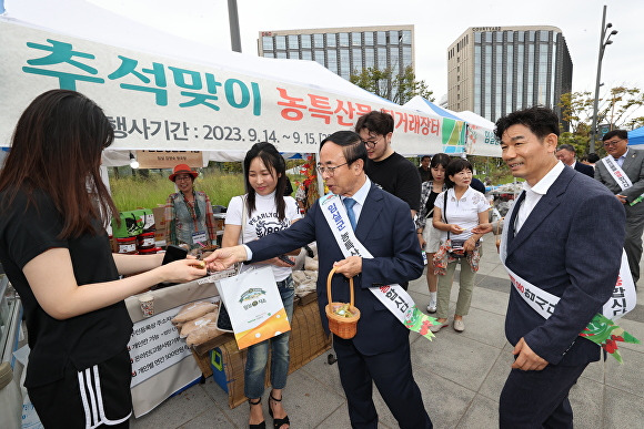 심민 임실군수 등이서 서울 직거래장터에서 임실 농특산물을 홍보하고 있다. [사진=임실군]