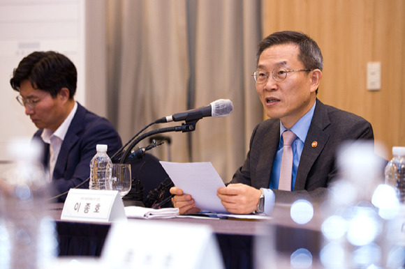 이종호 과학기술정보통신부 장관이 15일 오전 서울 강남구 한국과학기술회관에서젊은 연구자들과 대화를 나누고 있다. [사진=과기정통부]