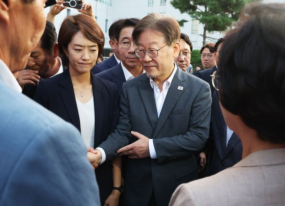 이재명 더불어민주당 대표(왼쪽 둘째)가 12일 오후 경기 수원시 영통구 수원지방검찰청에서 쌍방울그룹 대북송금 의혹과 관련 재조사를 마치 뒤 의원들과 인사를 하고 있다. 왼쪽 첫째는 고민정 최고위원. 뉴스1