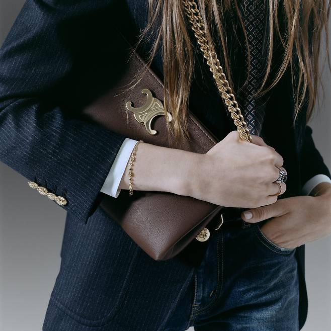 셀린느 겨울 컬렉션 캠페인에 나온 체인 백. [사진 셀린느]