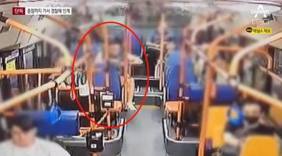 버스에서 성추행한 남성이 주변 승객들과 버스 기사의 대처로 체포됐다. 사진 채널A 캡처