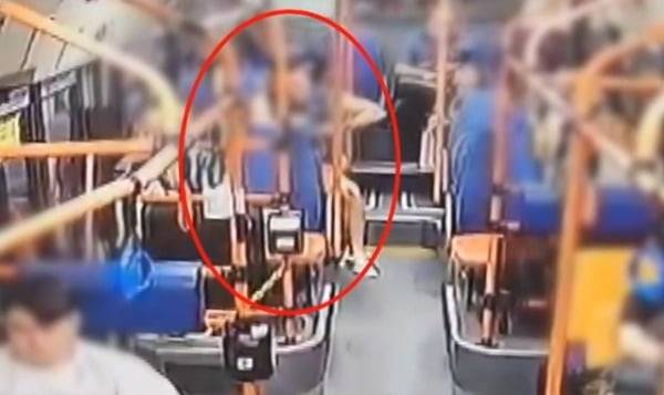 버스 뒷자리에 앉아 술 취한 여성을 성추행하는 40대 남성. /사진=채널A 보도화면 캡처