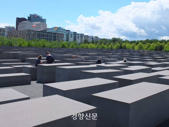 독일 베를린 브란덴부르크 문 옆 ‘학살된 유럽 유대인을 위한 기념비’. 정원식 기자.